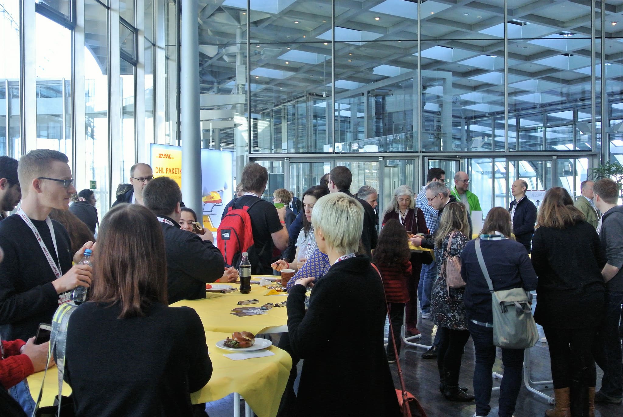 Gespräche im Foyer beim Barcamp Bonn