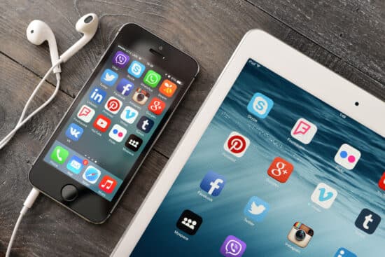 Smartphone und Tablet-PC mit Social Media Icons