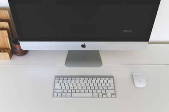 iMac mit Tastatur und Maus