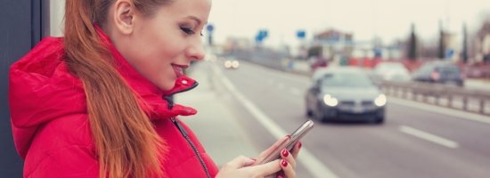 Frau mit Smartphone