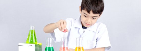 Kind macht ein Chemie-Experiment