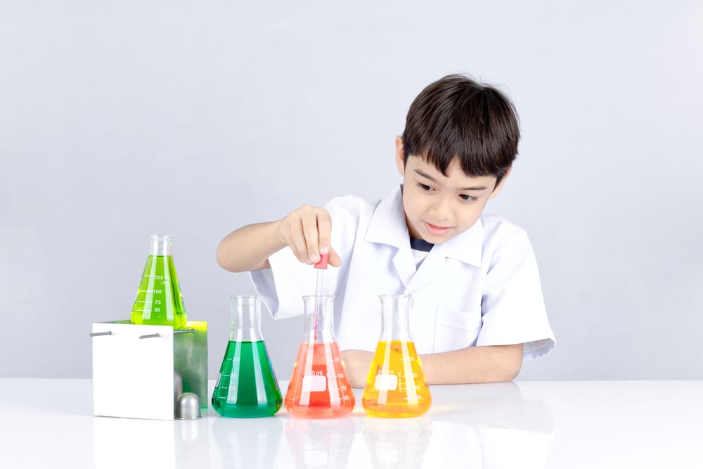 Kind macht ein Chemie-Experiment