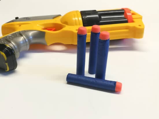 Spielzeugpistole mit Schaumstoffpatronen
