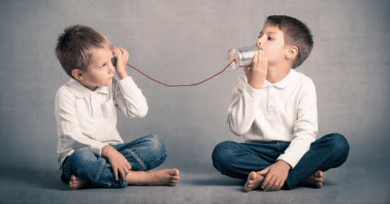 Zwei Kinder sprechen über ein Dosentelefon: Ein Symbolbild für Community Management