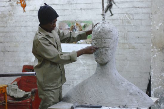 Ein Mann arbeitet an einer Skulptur: Ein Symbolbild dafür, erst das Handwerk zu erlernen, bevor es um eine Wortwelt geht