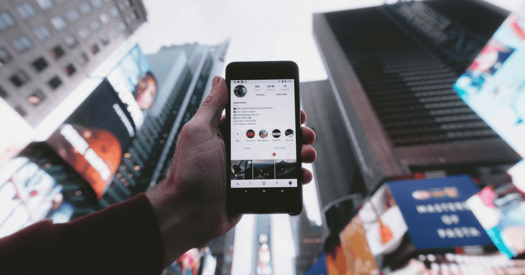Ein Smartphone-Bildschirm bietet ein Symbolbild für Interaktion auf Instagram
