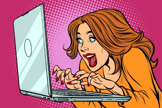 PopArt Frau begeistert sich für Content im Laptop und wird zur Interaktion auf Facebook bewegt