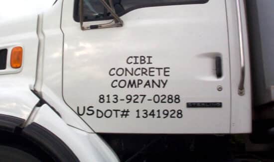 Abbildung: Die Tür eines Trucks ist mit Typo Comic Sans beschriftet