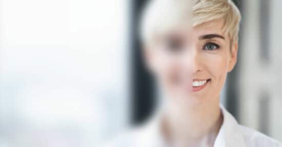 Abbildung: Symbolbild zum Thema Employer Branding mittels Corporate Blog, eine Frau steht hinter einer Glasscheibe