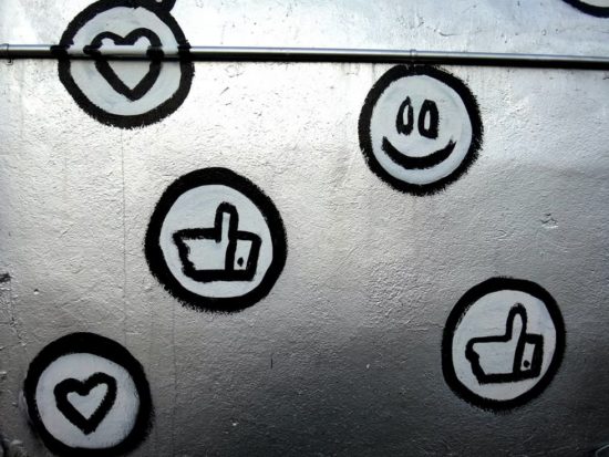 Abbildung: Wand mit Social Media Icons – Artikel über Fehler in der Social-Media-Kommunikation mit Unternehmen