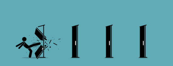 Abbildung zum Thema WordPress Sicherheit: Symboldbild zu Brute-Force-Angriffen, eine schematisch dargestellte Person tritt eine Tür ein.