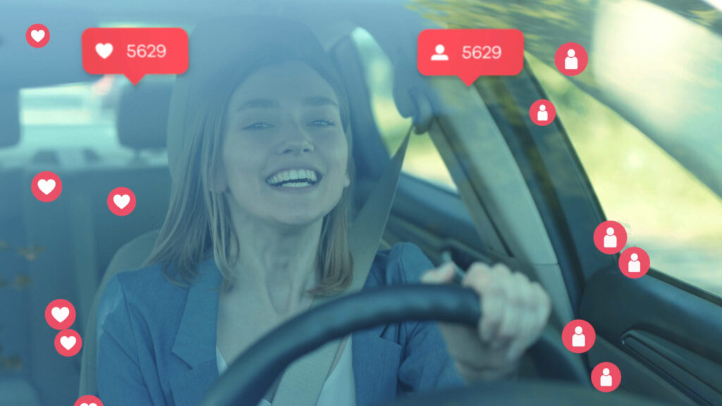 Abbildung Carfluencer: Eine junge Frau sitzt im Auto, um sie herum sind Social-Media-typische Icons