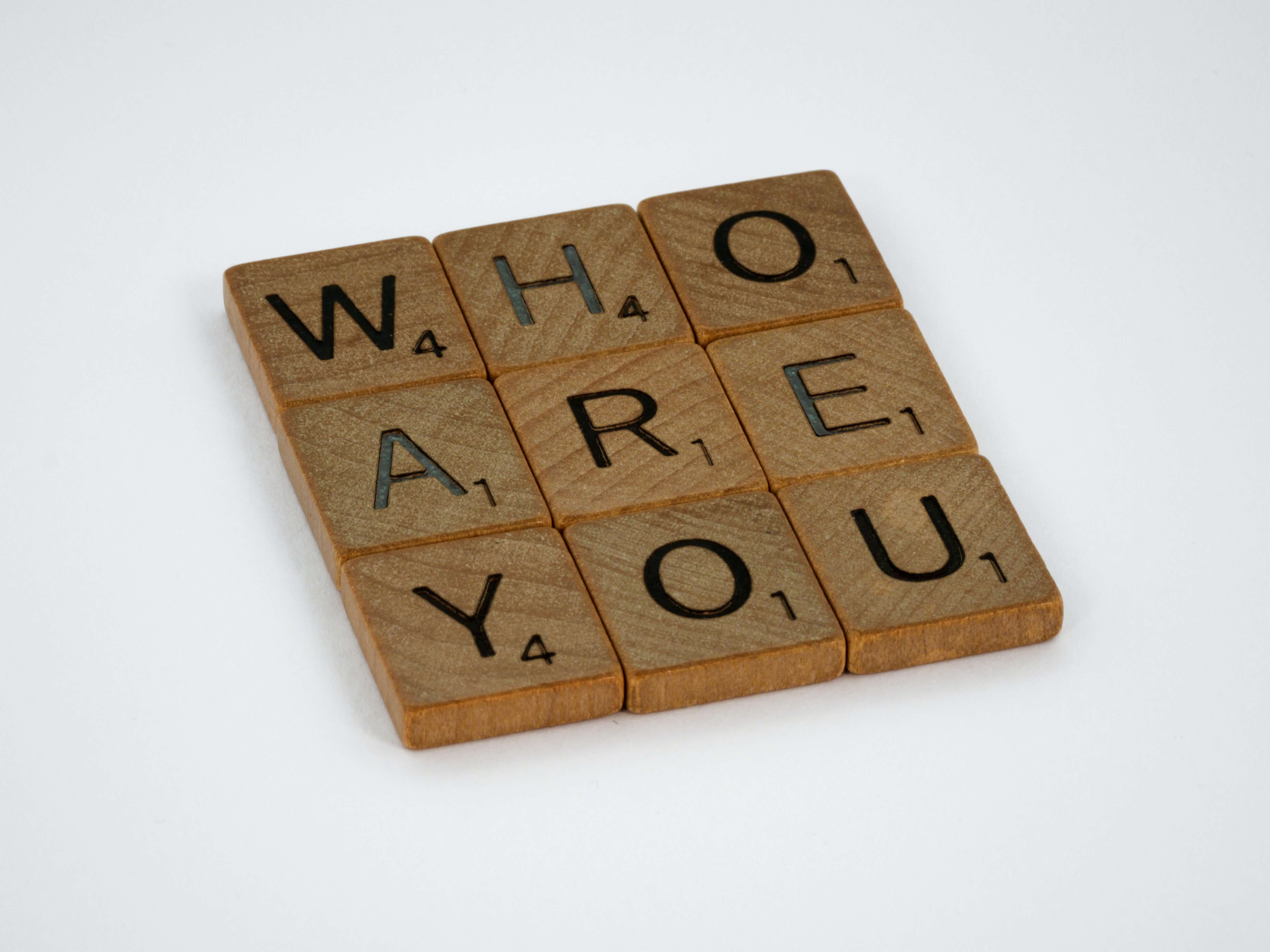 Symbolbild Employer Branding: Scrabble-Steine formen die Frage Who are you