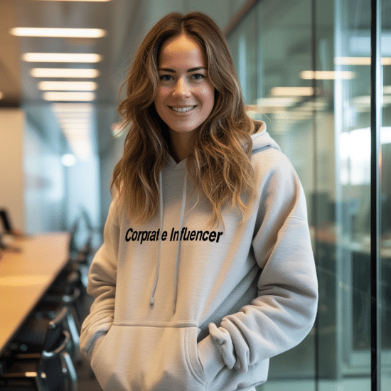 Abbildung zu Corporate-Influencer-Konzept: Eine junge Frau trägt einen grauen Sweater mit der Aufschrift Corporate Influencer.