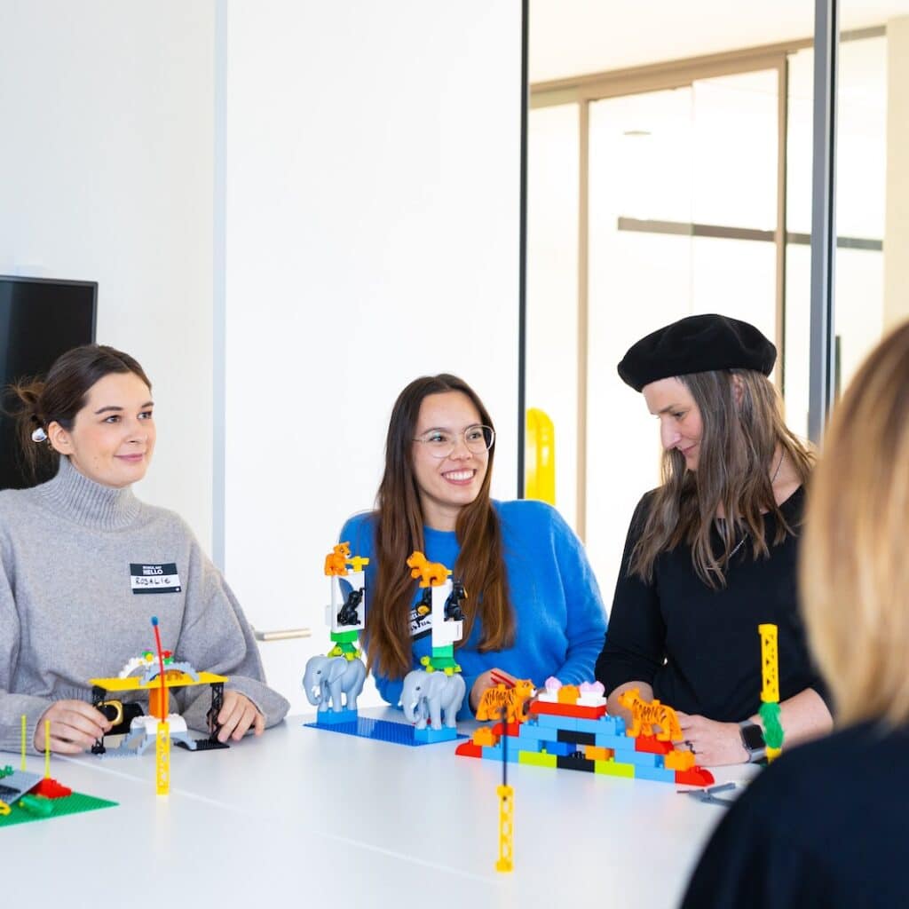 Das 247-GRAD-Team beim LEGO® SERIOUS PLAY®-Workshop von HelloAgile