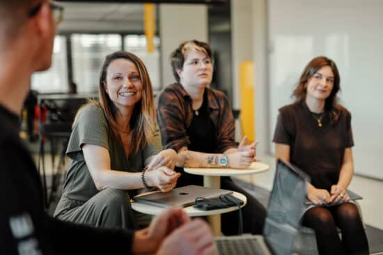 Mitarbeiter im Meeting bei der Digitalagentur 247GRAD