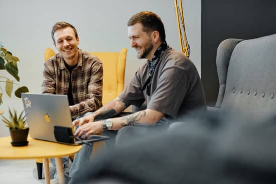 Designer im Austausch zu einem Projekt bei 247GRAD