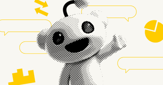 Das Reddit Maskottchen winkt in die Kamera