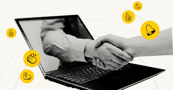 Eine Hand greift aus einem Computerbildschirm heraus und schüttelt die Hand des Users, als Symbol für proaktives Community Management