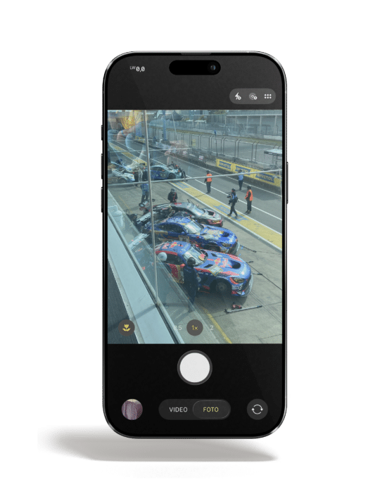 Mock Up eines Smartphones mit Bilder vom Mercedes Racing Team vom 24 Stunden Rennen auf dem Nürburgring