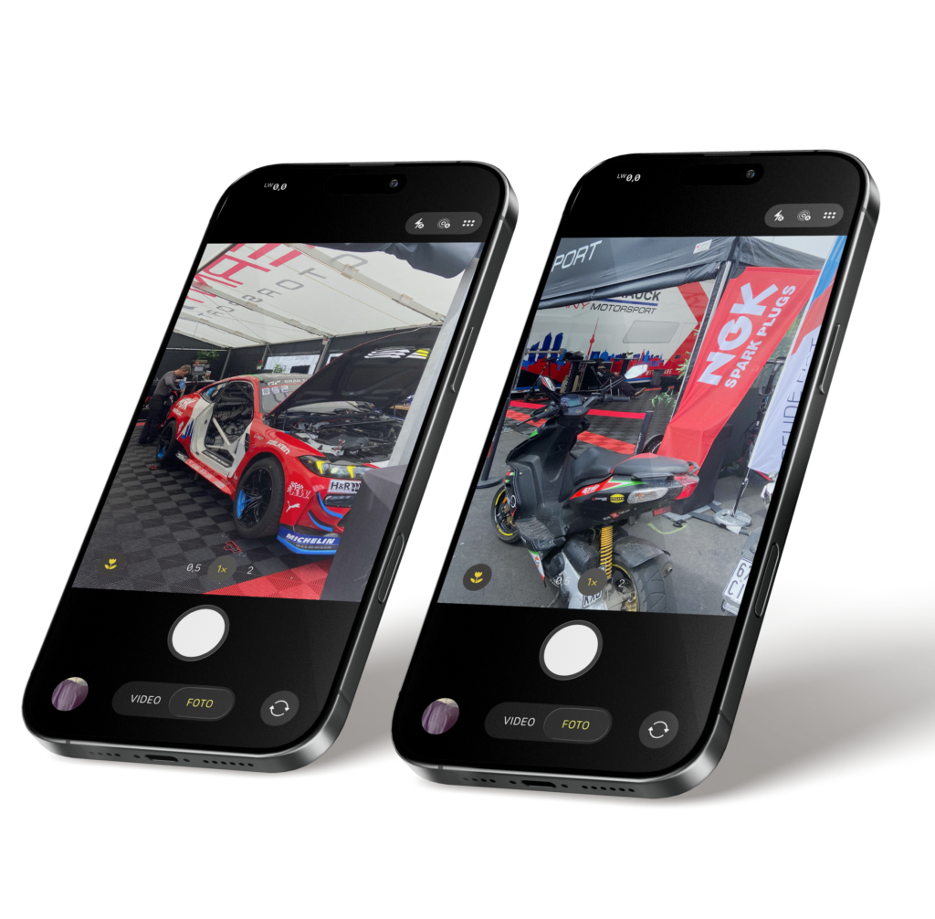 Zwei Smartphones mit Kameraansichten aus dem Fahrerlager eines Motorsport-Events – ein Rennwagen und ein Teamstand mit Roller. Symbolbild für mobile Live-Berichterstattung und Content-Produktion vor Ort.
