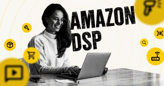 Mitarbeiterin eines B2B-Unternehmens entdeckt die Möglichkeiten von Amazon DSP an ihrem Laptop.